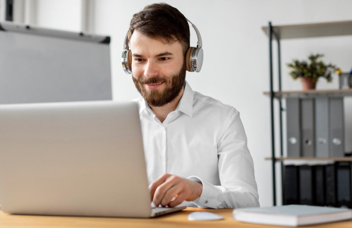 Ruhiger Arbeitsraum mit natürlichem Licht für Persönlichkeitsentwicklung