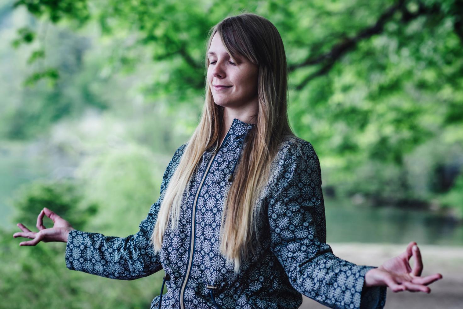 Teilnehmende in einer Achtsamkeitsübung während des Workshops